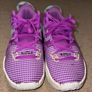 2022 LeBron Witness 7EP “Fichsia Dream”